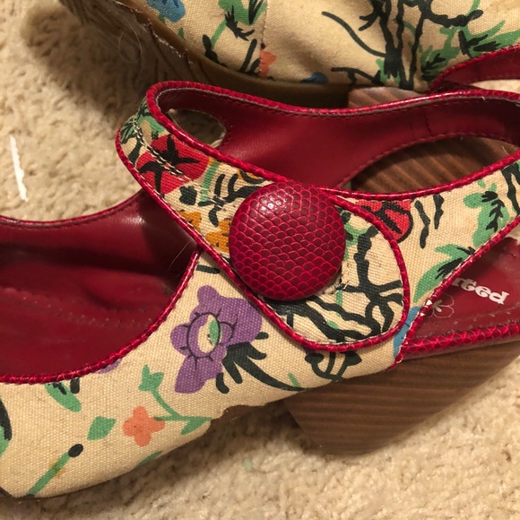 **SOLD **Floral Print wooden heels - Picture 2 of 6